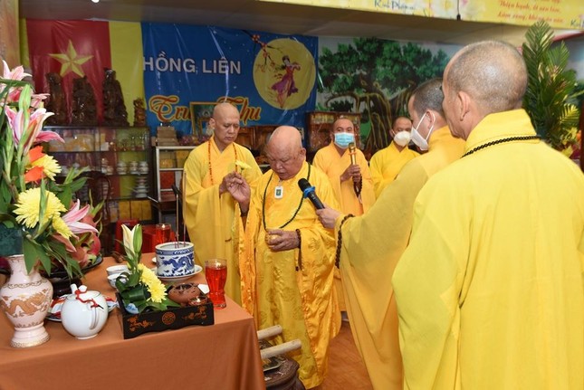 Hòa thượng Thích Tịnh Niệm thực hiện nghi thức sái tịnh