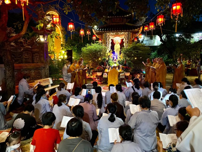 Thời kinh nhân ngày vía Bồ-tát Quán Thế Âm tại chùa Long Vân, quận Bình Thạnh