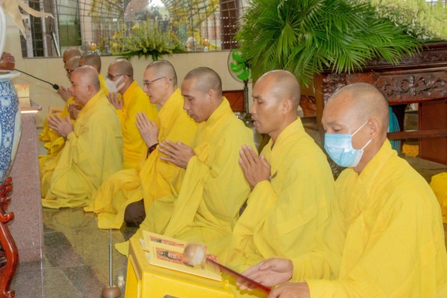 Hòa thượng Thích Hoằng Tri, trụ trì chùa Vạn Đức chủ sám buổi lễ cùng chư Tăng bổn tự nhất tâm tụng kinh, cầu nguyện