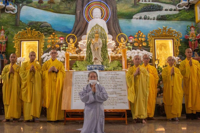 Quyển kinh A Mi Đà khổ lớn, chữ dát vàng được Phật tử dâng lên cúng dường