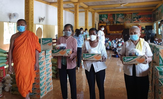 Bà con đến nhận quà tại chùa Prơm Bà con đến nhận quà tại chùa Prơm