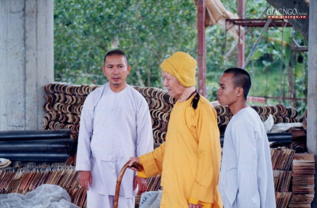 Hòa thượng Thích Hoằng Tri (bên trái) tiếp nhận lời dạy của Hòa thượng Tôn sư trong công việc hàng ngày ở chùa - Ảnh: Tư liệu Vạn Thành