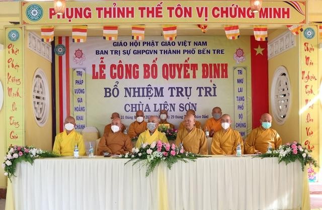 Chư tôn đức chứng minh buổi lễ Chư tôn đức chứng minh buổi lễ