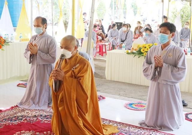 Đại đức Thích Chúc Thịnh, tân trụ trì chùa Liên Sơn cung kính dâng lời phát nguyện Đại đức Thích Chúc Thịnh, tân trụ trì chùa Liên Sơn cung kính dâng lời phát nguyện