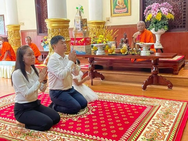 Gia đình ông Sok Dareth thắp hương cúng dường Tam bảo