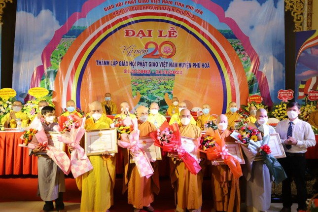 Ban Trị sự Phật giáo tỉnh Phú Yên nhận hoa, bằng khen Ban Trị sự Phật giáo tỉnh Phú Yên nhận hoa, bằng khen