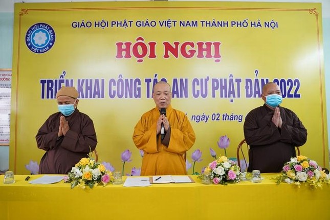 Chư tôn đức niệm Phật cầu gia hộ trước khi tiến hành phiên họp Chư tôn đức niệm Phật cầu gia hộ trước khi tiến hành phiên họp