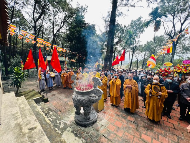 Nghi lễ niêm hương, bạch Phật nguyện cầu quốc thái dân an - Ảnh: T.V.N Nghi lễ niêm hương, bạch Phật nguyện cầu quốc thái dân an - Ảnh: T.V.N