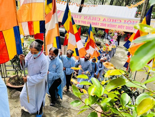 Nghi lễ rước cờ Phật giáo truyền thống - Ảnh: T.V.N Nghi lễ rước cờ Phật giáo truyền thống - Ảnh: T.V.N