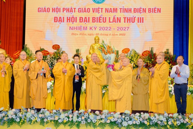 Hòa thượng Thích Thiện Nhơn, Chủ tịch Hội đồng Trị sự tặng hoa chúc mừng Thượng tọa Thích Đức Thiện tái đắc cử Trưởng ban Trị sự Phật giáo tỉnh Điện Biên, nhiệm kỳ 2022-2027