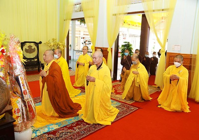 Chư tôn đức dâng hương cầu nguyện