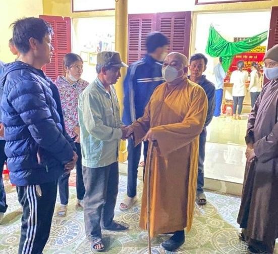 Thượng tọa Thích Giải Hiền, Trưởng ban Từ thiện - Xã hội GHPGVN tỉnh Thanh Hóa động viên, chia buồn cùng các gia đình Thượng tọa Thích Giải Hiền, Trưởng ban Từ thiện - Xã hội GHPGVN tỉnh Thanh Hóa động viên, chia buồn cùng các gia đình