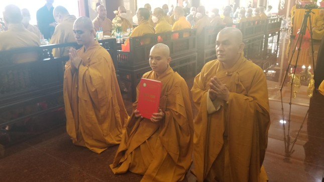 Đại đức Thích Bửu Lợi nhận quyết định bổ nhiệm trụ trì tổ đình Linh Sơn