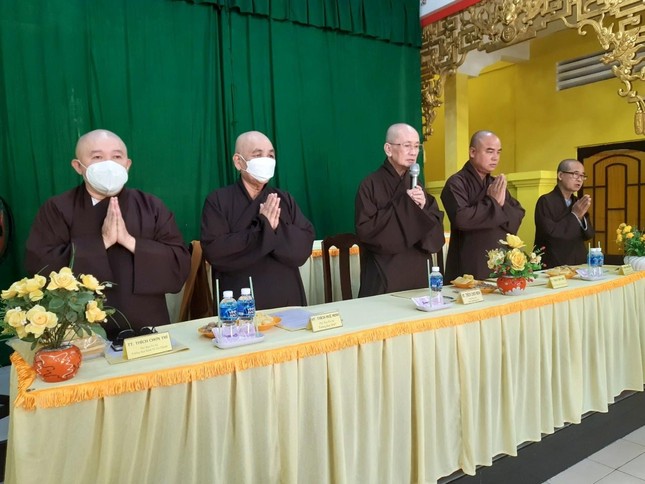 Niệm Phật cầu gia hộ trước khi tiến hành phiên họp