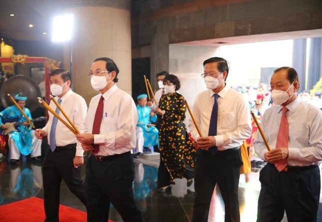 Lãnh đạo TP.HCM kính cẩn dâng hương lên Quốc Tổ - Ảnh: MTTP Lãnh đạo TP.HCM kính cẩn dâng hương lên Quốc Tổ - Ảnh: MTTP