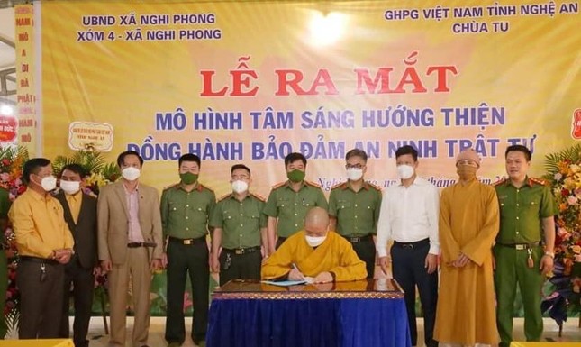 Thượng tọa Thích Thọ Lạc, trụ trì chùa Tu ký kết chương trình hoạt động với UBND xã Nghi Phong Thượng tọa Thích Thọ Lạc, trụ trì chùa Tu ký kết chương trình hoạt động với UBND xã Nghi Phong