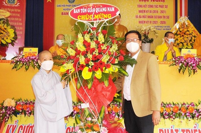 Ban Tôn giáo tỉnh Quảng Nam tặng hoa chúc mừng