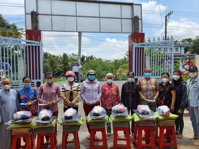 Sư cô Thích nữ Trung Quang tặng quà bà con nghèo Sư cô Thích nữ Trung Quang tặng quà bà con nghèo