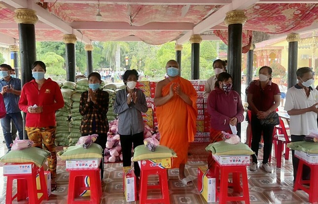 Đại đức Thạch Sa Thanh trao quà đến đại diện các hộ nghèo Đại đức Thạch Sa Thanh trao quà đến đại diện các hộ nghèo