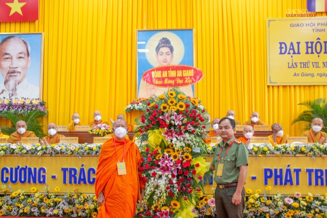 Công an tỉnh An Giang tặng hoa chúc mừng