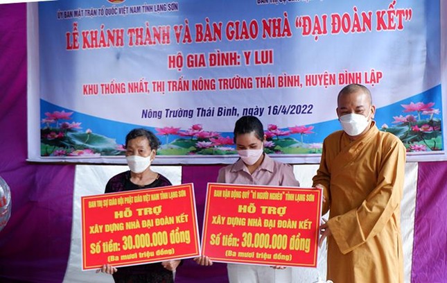 Thượng tọa Thích Quảng Truyền trao bảng tượng trưng số tiền hỗ trợ đến gia đình Thượng tọa Thích Quảng Truyền trao bảng tượng trưng số tiền hỗ trợ đến gia đình