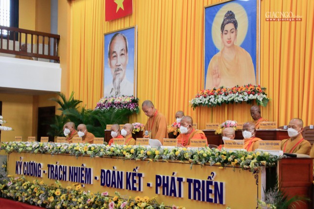 Hoà thượng Thích Thiện Thống trình danh sách nhân sự và lấy ý kiến đại biểu Hoà thượng Thích Thiện Thống trình danh sách nhân sự và lấy ý kiến đại biểu