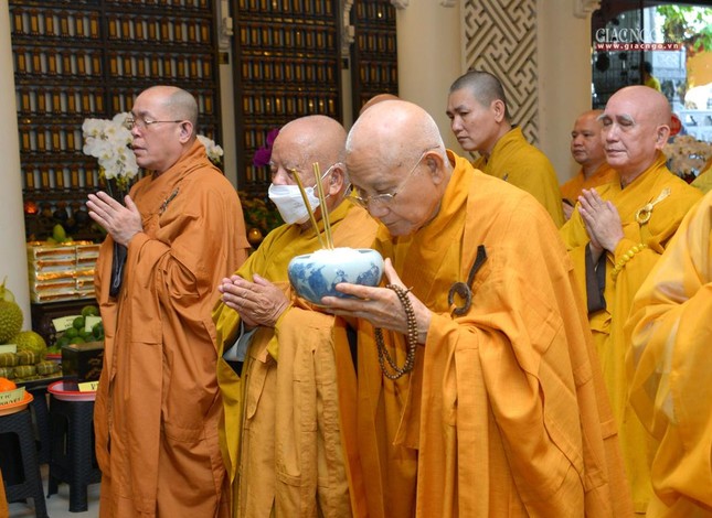 Hòa thượng Thích Minh Thông dâng phạn thực cúng dường Hòa thượng Thích Minh Thông dâng phạn thực cúng dường