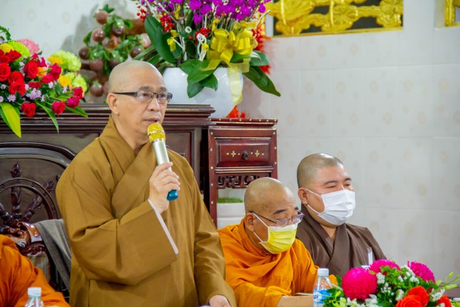 Thượng tọa Thích Tâm Chơn phát biểu, lấy ý kiến trong buổi họp