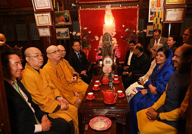 Quang cảnh buổi tiếp đón đoàn đại biểu Hạ nghị viện Ấn Độ tại chùa Trấn Quốc