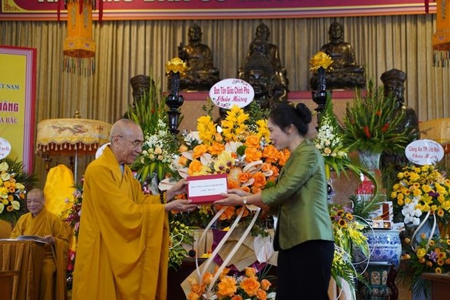 Ban Tôn giáo Chính Phủ tặng hoa, quà chúc mừng