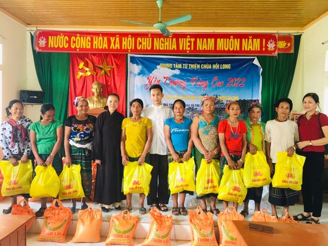 Trao quà cho 89 hộ dân tại bản Quyết Thắng Trao quà cho 89 hộ dân tại bản Quyết Thắng