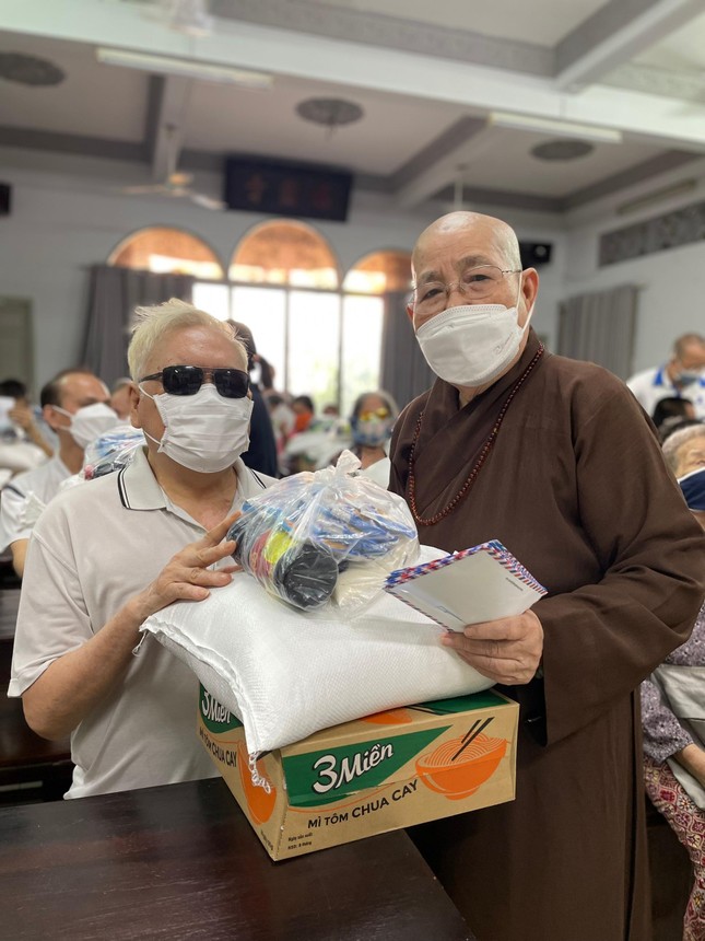 Ni trưởng Thích nữ Từ Nhẫn tận tay trao quà đến người khiếm thị