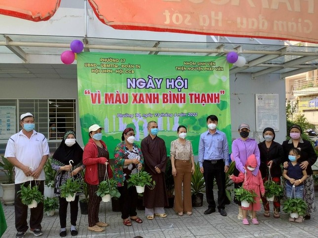 Tặng cây xanh đến bà con dân tộc Chăm