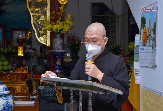 Thượng tọa Thích Trí Thanh, Phó ban kiêm Chánh Thư ký Ban Trị sự Phật giáo quận Phú Nhuận đọc tờ trình của Ban Trị sự Phật giáo quận Phú Nhuận và Công văn số 006 của Ban Trị sự GHPGVN TP.HCM