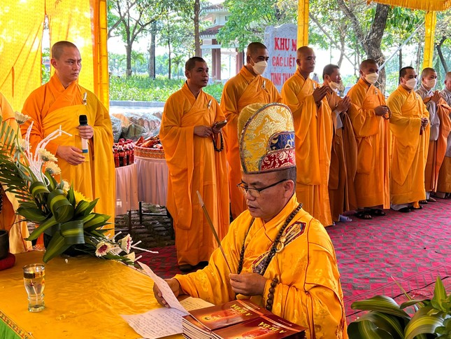 Thượng tọa Thích Khánh Chơn sám chủ buổi lễ cầu siêu Thượng tọa Thích Khánh Chơn sám chủ buổi lễ cầu siêu