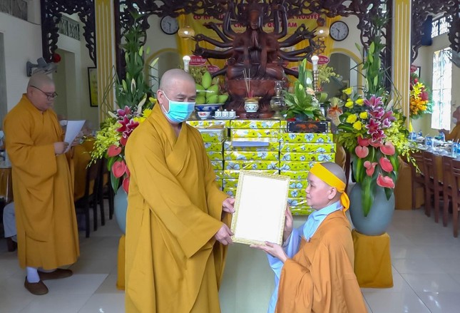 Thượng tọa Thích Tâm Chơn trao quyết định bổ nhiệm trụ trì chùa Quan Âm đến Sư cô Thích nữ Lệ Hiền Thượng tọa Thích Tâm Chơn trao quyết định bổ nhiệm trụ trì chùa Quan Âm đến Sư cô Thích nữ Lệ Hiền