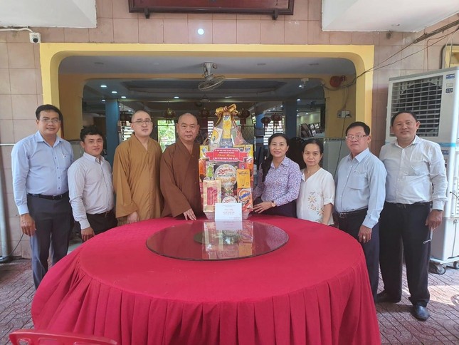 Bà Phan Kiều Thanh Hương tặng quà mừng Đại lễ Phật đản Phật lịch 2566 đến Ban Trị sự Phật giáo quận 8