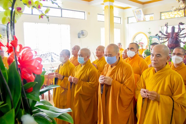 Chư tôn đức thắp hương tưởng niệm cố Ni trưởng Thích nữ Như Nguyệt Chư tôn đức thắp hương tưởng niệm cố Ni trưởng Thích nữ Như Nguyệt