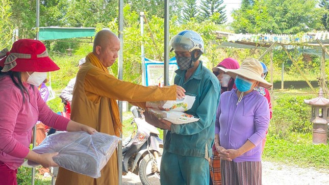 Đại đức Thích Minh Thành tận tay trao quà đến bà con Đại đức Thích Minh Thành tận tay trao quà đến bà con