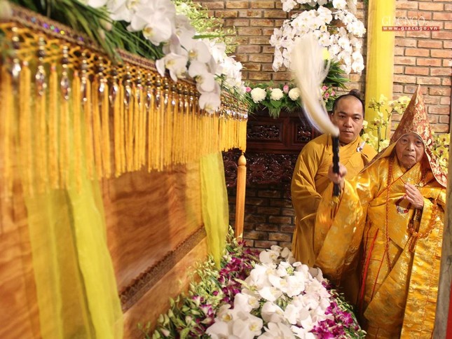 Hòa thượng Thích Đức Thanh cử hành lễ phất trần Hòa thượng Thích Đức Thanh cử hành lễ phất trần