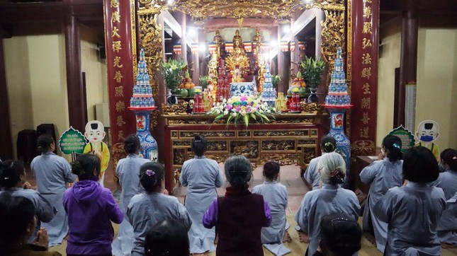 Phật tử thành kính mừng lễ Phật đản Phật tử thành kính mừng lễ Phật đản