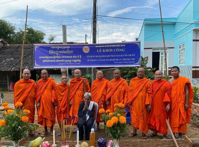 Hội Đoàn kết Sư sãi yêu nước huyện Trà Cú khởi công xây dựng nhà Đại đoàn kết số 22 cho gia đình bà Tăng Thị Ngữ