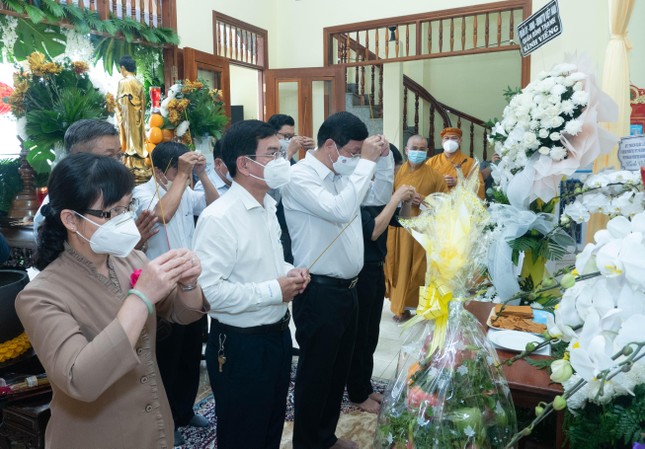 Đoàn lãnh đạo chính quyền quận Bình Thạnh thắp hương tưởng niệm Đoàn lãnh đạo chính quyền quận Bình Thạnh thắp hương tưởng niệm