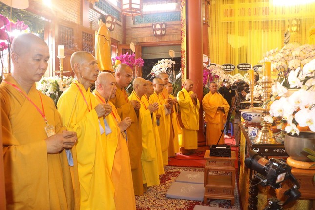 Phái đoàn Ban Trị sự Phật giáo tỉnh Đồng Tháp thắp hương tưởng niệm Phái đoàn Ban Trị sự Phật giáo tỉnh Đồng Tháp thắp hương tưởng niệm