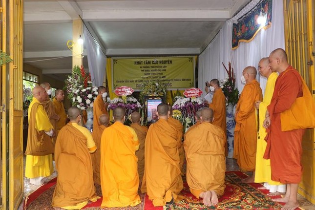 Môn đồ pháp quyến thành kính đảnh lễ ân sư