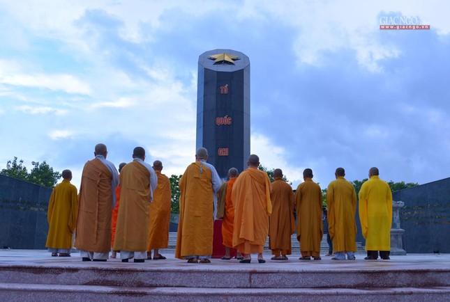 Chư Tăng Ni thắp hương tại Đài Liệt sĩ - Quảng trường Hùng Vương Chư Tăng Ni thắp hương tại Đài Liệt sĩ - Quảng trường Hùng Vương