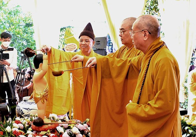 Chư tôn đức thực hiện nghi thức tắm Phật Chư tôn đức thực hiện nghi thức tắm Phật