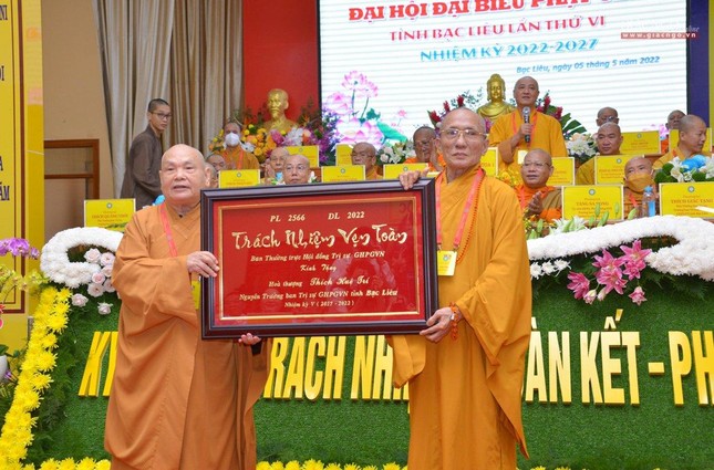 Hòa thượng Thích Thiện Nhơn trao bảng &quot;Trách nhiệm vẹn toàn&quot; đến Hòa thượng Thích Huệ Trí
