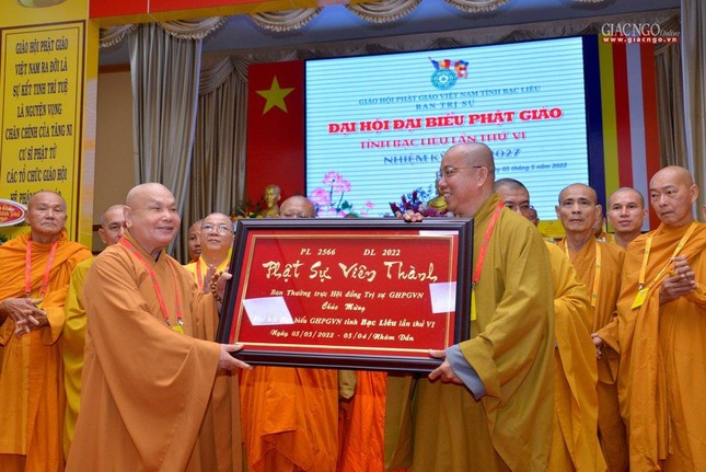 Hòa thượng Thích Thiện Nhơn đã trao tặng khánh vàng &quot;Phật sự viên thành&quot; đến tân Ban Trị sự Phật giáo tỉnh nhiệm kỳ 2022-2027