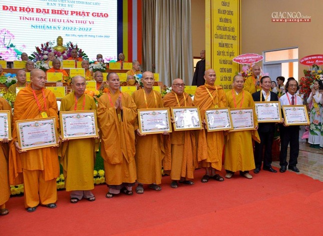 Hòa thượng Thích Thiện Thống trao Bằng Tuyên dương công đức của GHPGVN